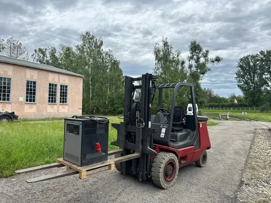 Bild von Auktion Standortauflösung - Stapler, Transporter, Anhänger, Bürocontainer, Maschinen, Werkzeuge, Stapelboxen, Büroeinrichtung