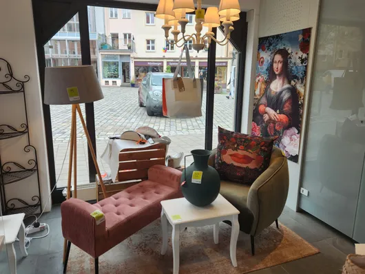 Bild von Auktion Geschäftsauflösung Home & Living - Regale, Sessel, Stühle und Dekoration