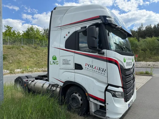 Bild von Auktion Sattelzugauktion - IVECO Zugmaschinen - Sattelzugauflieger - Renault Master