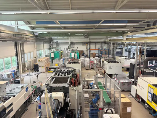 Bild von Auktion Standortverwertung Optoflux GmbH aufgrund Produktionsumbau - Spritzgießmaschinen - Lackierautomation - Industrieroboter - Büro, Werkstatt- und Lagereinrichtung