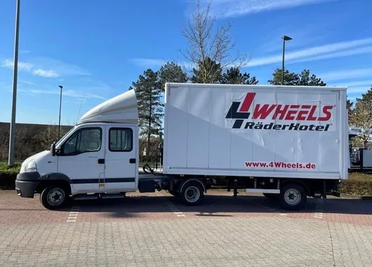 Bild von Auktion Lagerbereinigung - Sattelzug - Maschinen - Möbel - Hygieneartikel