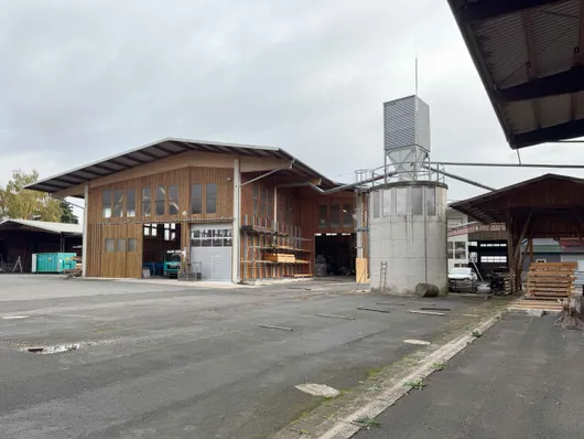 Bild von Auktion Standortauflösung Holzbau Hahn - Hundegger Abbundanlage - Holzbearbeitungsmaschinen - Nutzfahrzeuge - Werkzeug - Material - Container - Regale