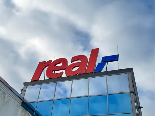 Bild von Auktion Real Wuppertal - Warenverkaufsregale, Schwerlastregale, Kassentische, Metzgereimaschinen, Wühltische, Einkaufswagen