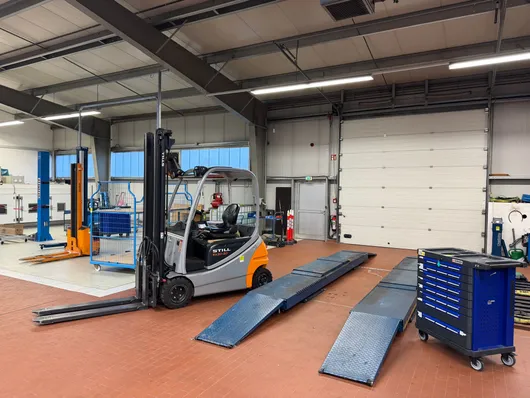 Bild von Auktion Betriebsschließung Hofer Getriebetechnik - Werkstattzubehör, Hebebühnen, Werkzeug, Maschinen, Stapler, Büroeinrichtung, Metallschränke