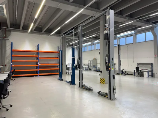 Bild von Auktion Lagerbereinigung - Fräsmaschinen, Werkstattgeräte, Hebebühnen, Lagereinrichtung und Möbel