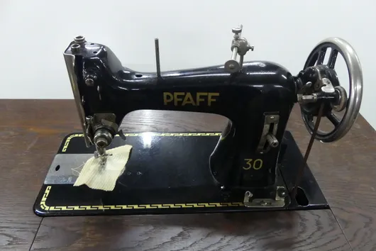 Bild von Auktion Lagerbereinigung - Vintage Möbel, Teppiche, Instrumente, Dekoobjekte und weitere Artikel