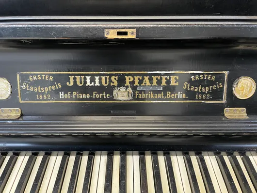 Bild von Auktion NACHAUKTION SWR FUNDUSVERKLEINERUNG - Klaviere & Echthaar-Konvolut