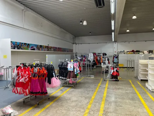 Bild von Auktion May Party GmbH Lagerbereinigung - Kostüme, Lagerregale, Trachtenmode, Dekoration, Hubameise uvm.