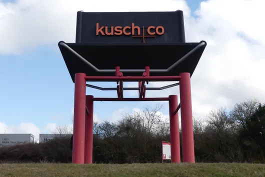 Bild von Auktion Kusch+Co GmbH - Lackierkabinen - Fräs- u. Bohrmaschinen - Industrienähmaschinen - Schleifmaschinen - Werkstatt- u. Büroeinrichtung