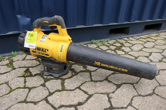 Bild von Auktion Dachdeckerbetrieb Janker - Wir brauchen Platz, Maschinen, Geräte & Deko