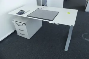 König + Neurath - Elektrisch höhenverstellbarer Schreibtisch mit Schreibtischcontainer