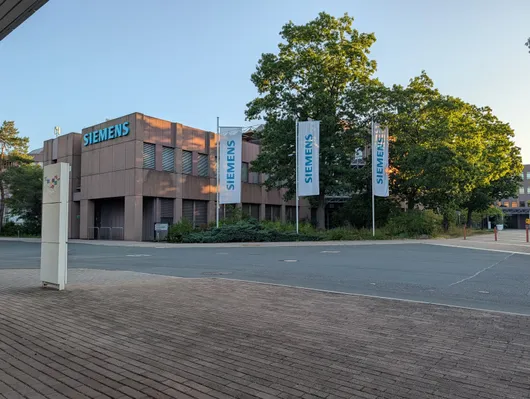 Bild von Auktion SIEMENS Moorenbrunn Standortauflösung wegen Umzug - elektrisch höhenverstellbare Schreibtische - Büroeinrichtung - Ausstattung - Diverses - STEP 3