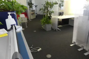 Rauminhalt mit 5x Schreibtischarbeitsplatz, elektrisch höhenverstellbar