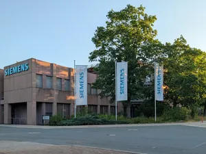 SIEMENS Moorenbrunn Standortauflösung wegen Umzug - elektrisch höhenverstellbare Schreibtische - Büroeinrichtung - Ausstattung - Diverses - STEP 4