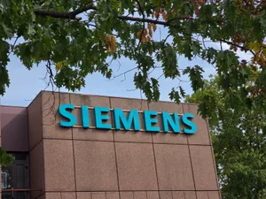 SIEMENS Moorenbrunn Standortauflösung wegen Umzug - elektrisch höhenverstellbare Schreibtische - Büroeinrichtung - Pflanzen - Diverses - LAST STEP