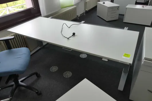 1x electrically height-adjustable desk