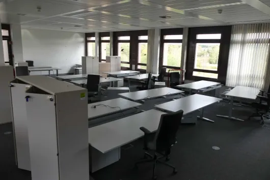 Ensemble de postes de travail avec 16 bureaux à hauteur réglable électrique