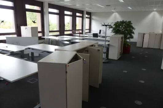 Ensemble de postes de travail avec 24 bureaux à hauteur réglable électrique
