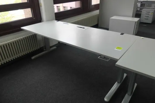1x elektricky výškově nastavitelný stůl