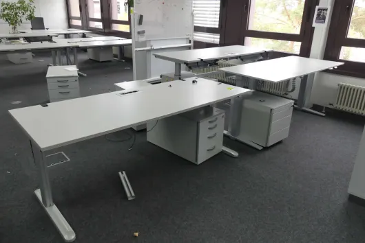3x elektricky výškově nastavitelné stoly se 3x kontejnery ke stolu