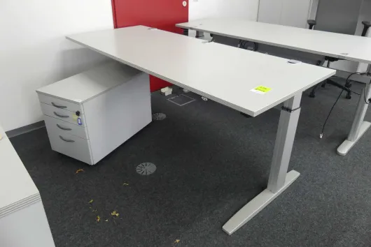 1x elektricky výškově nastavitelný stůl s 1x zásuvkovým kontejnerem