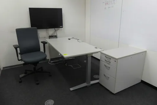 Arbeitsplatzset mit 1x elektrisch höhenverstellbarem Schreibtisch