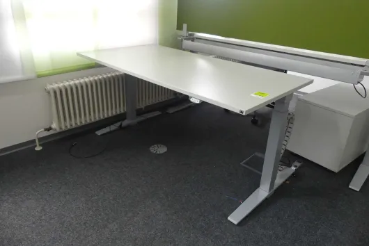 1x elektrisch höhenverstellbarer Schreibtisch