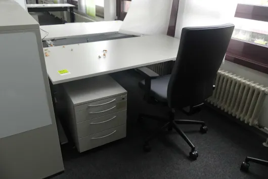 Arbeitsplatzset mit 1x elektrisch höhenverstellbarem Schreibtisch