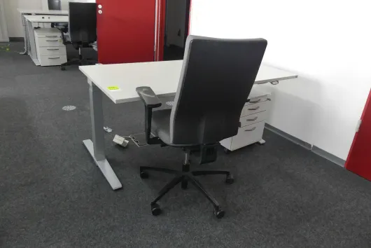 Arbeitsplatzset mit 1x elektrisch höhenverstellbarem Schreibtisch