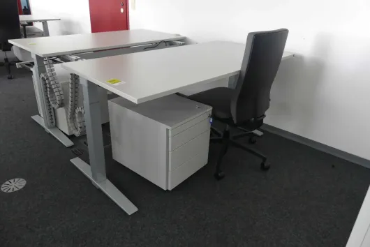 Arbeitsplatzset mit 1x elektrisch höhenverstellbarem Schreibtisch