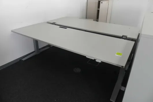 2x Electrically height-adjustable desk