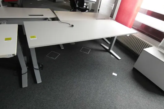 1x bureau à hauteur réglable électrique