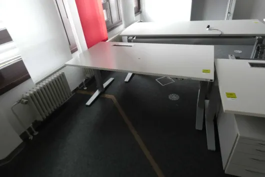 1x bureau à hauteur réglable électrique