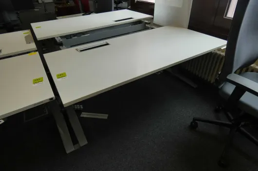1 bureau à hauteur réglable électrique