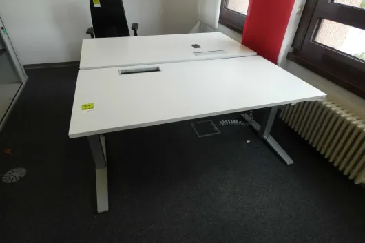 2x elektricky výškově nastavitelné stoly