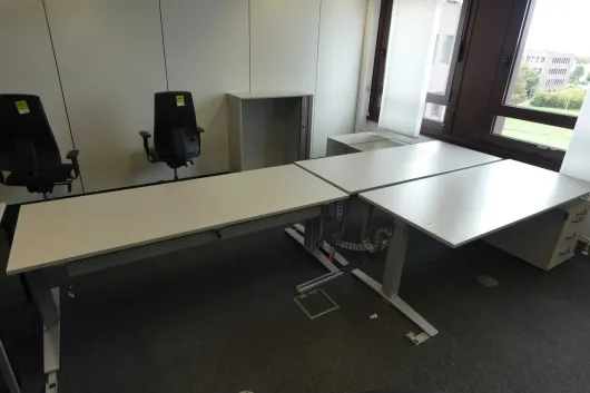 3x elektricky výškově nastavitelný stůl