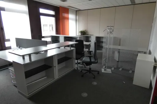 Sestava pracoviště se 4x elektricky výškově nastavitelným stolem
