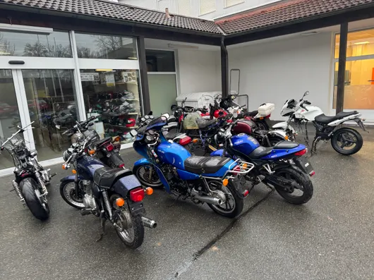 Bild von Auktion Motorräder - Motoradteile - Autofelgen - Autoreifen - Motoradjacken - Geräte - Kartonagen u.v.m.