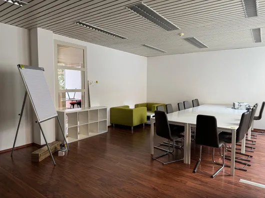 Bild von Auktion Werbeagentur zieht um – Büromöbel, Monitore, Laptops & Büroausstattung