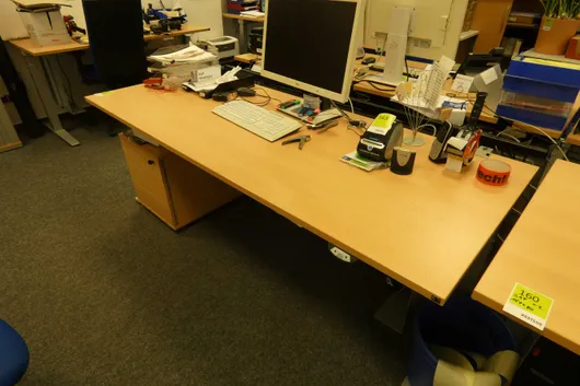 Werkplek set met elektrisch in hoogte verstelbaar bureau