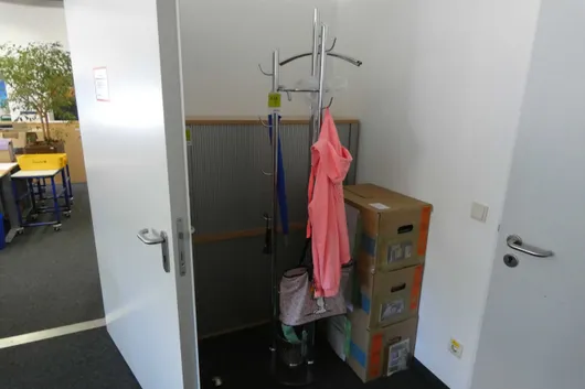 2x Wieszaki na ubrania, bez zawartości