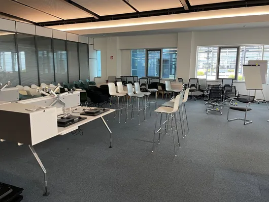 Bild von Auktion Büromöbelauktion - Vitra Eames Aluminium Chair, Vitra Schreibtische, Serverschränke und Vieles mehr