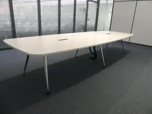 Konferenztisch, ohne Inhalt