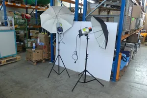 2x Hensel Expert Pro 500 Studioblitze mit Stativen und Schirmen