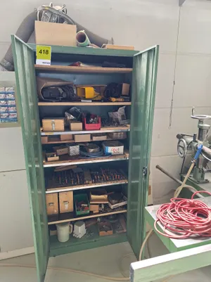 Werkzeugschrank inkl. Inhalt + Material oben drauf
