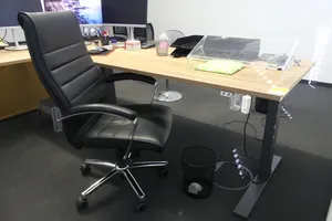 Elektisch höhenverstellbarer Schreibtisch mit Bürostuhl, ohne Inhalt/Technik