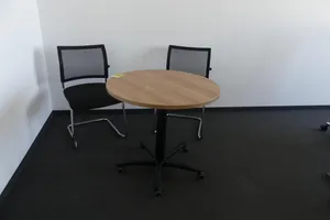 Besuchertisch (höhenverstellbar) mit 2 Besucherstühlen