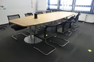 Besprechungstisch mit 10x Topstar Besprechungstuhl