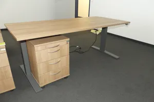 Elektisch höhenverstellbarer Schreibtisch mit Schreibtischcontainer, ohne Inhalt