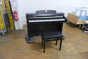 Yamaha Clavinova Digitalpiano mit Hocker